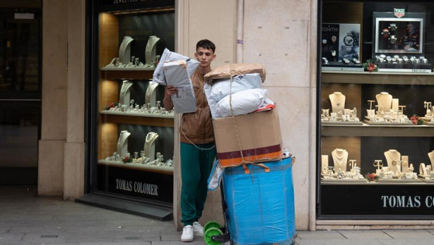 ep archivo un joven repartidor se apoya junto a cajas con compras durante la campana de navidad ep archivo un joven repartidor se apoya junto a cajas con compras durante la campana de navidad