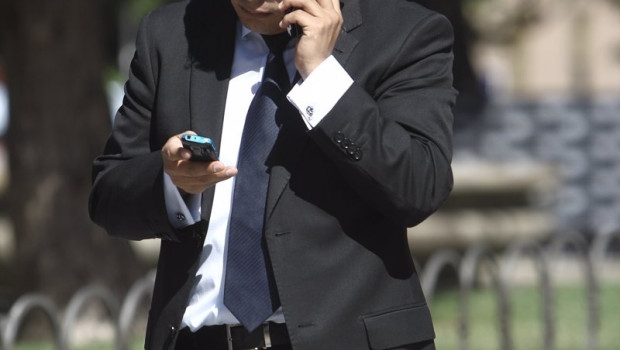 ep archivo   una persona hablando por telefono