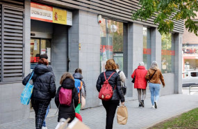 ep archivo varias personas pasan frente a una oficina de empleo en madrid ep archivo varias personas pasan frente a una oficina de empleo en madrid