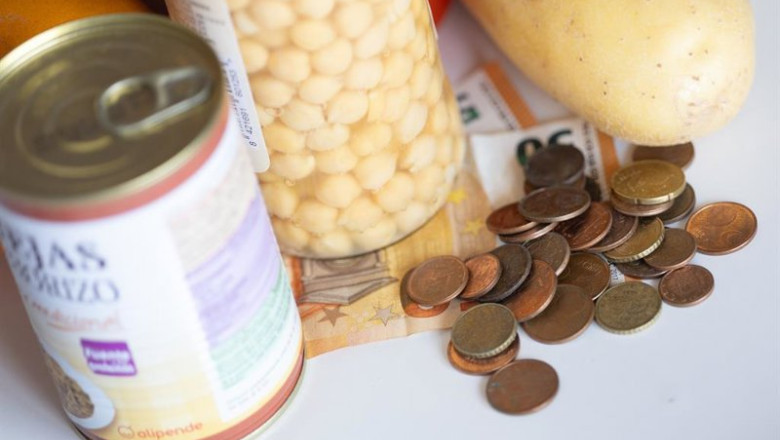 ep archivo   varios productos con dinero en efectivo