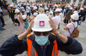 ep asistentes a la concentracion de los trabajadores de alcoa en san cibrao en viveiro se colocan