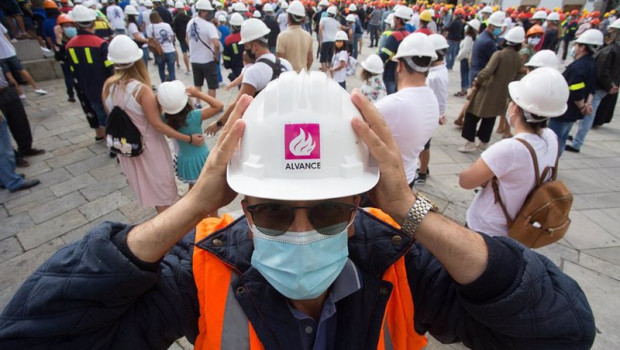 ep asistentes a la concentracion de los trabajadores de alcoa en san cibrao en viveiro se colocan