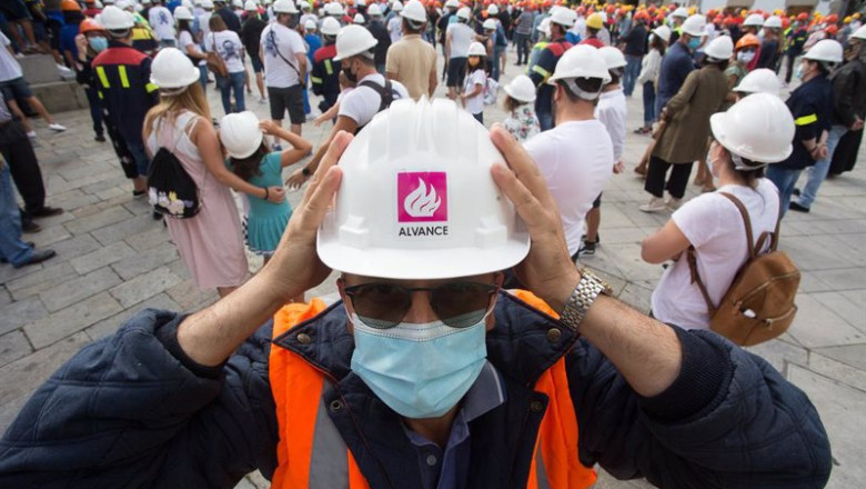 ep asistentes a la concentracion de los trabajadores de alcoa en san cibrao en viveiro se colocan