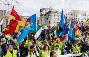 ep cientos de agricultores se concentran en la puerta de alcala durante la decimosexta jornada de