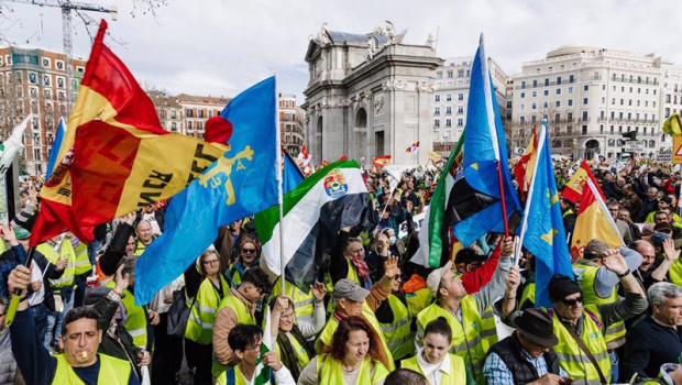 ep cientos de agricultores se concentran en la puerta de alcala durante la decimosexta jornada de