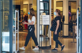 ep compradores con mascarillas en el interior de una tienda de moda en el inicio de la fase 2 en