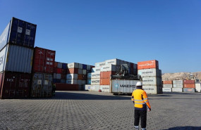 ep contenedores de mercancias en el puerto de almeria