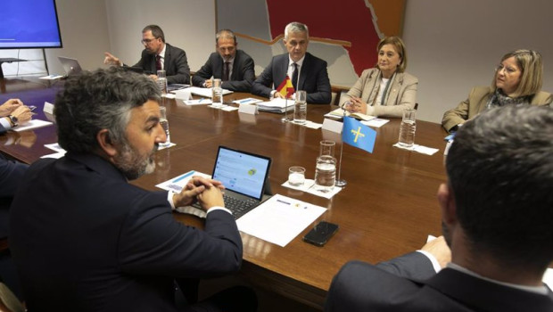 ep david lucas preside la comision de seguimiento de cercanias de asturias y cantabria junto al
