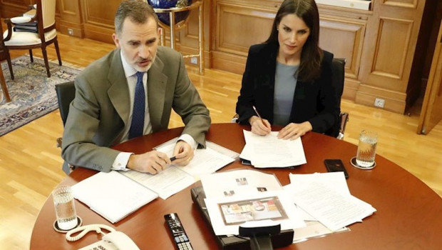 ep don felipe y dona letizia en el transcurso de la videoconferencia con banco de alimentos