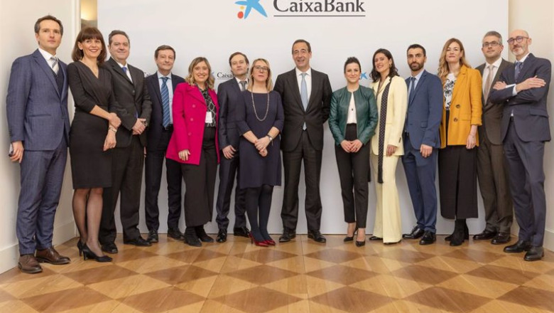 ep el consejero delegado de caixabank gonzalo gortazar junto al equipo de la sucursal en milan ep el consejero delegado de caixabank gonzalo gortazar junto al equipo de la sucursal en milan