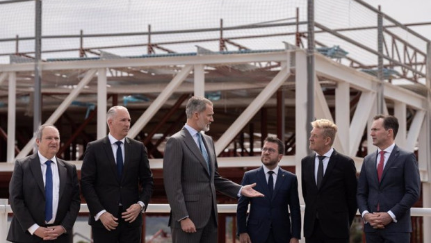 ep el rey y el presidente catalan pere aragons visitan las obras de la nueva planta de seat en