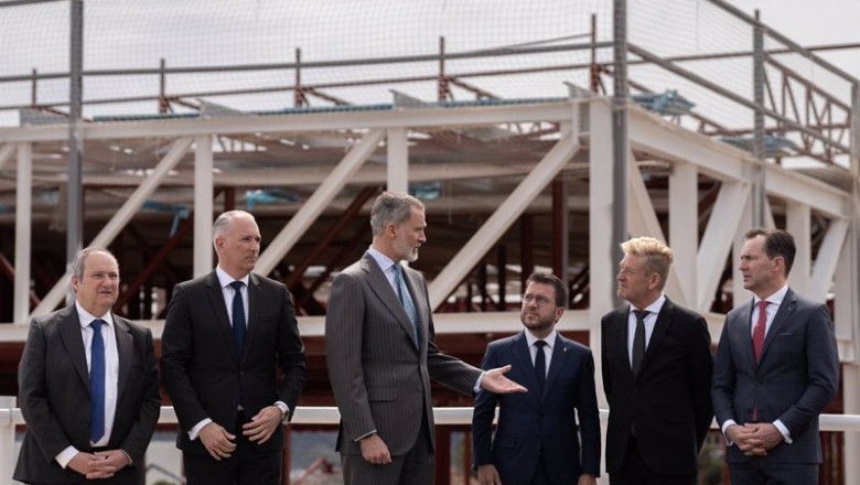 ep el rey y el presidente catalan pere aragons visitan las obras de la nueva planta de seat en