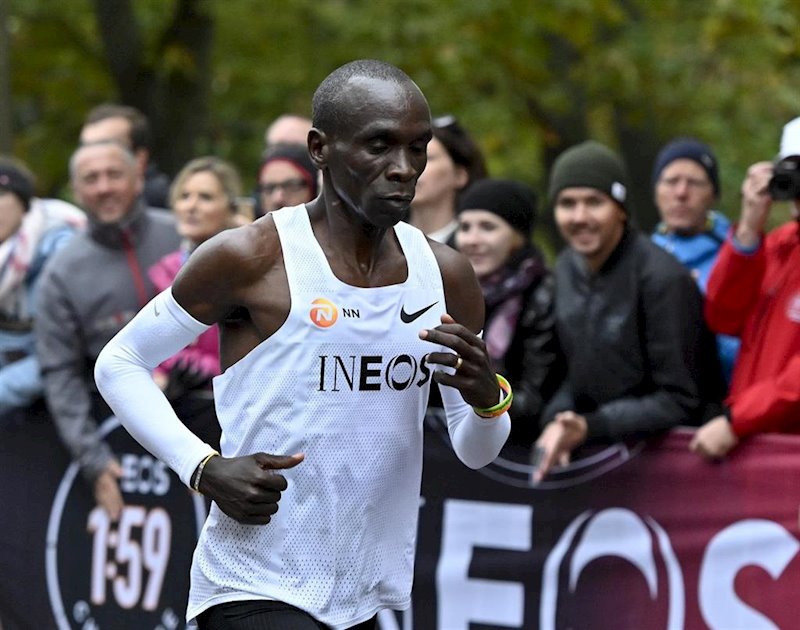 ep eliud kipchoge en plena carrera de maraton