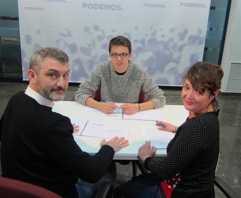 ep errejon sentado a la mesa con oscar urralburu y maria gimenez