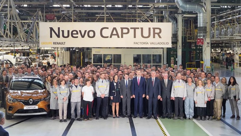Foto de familia de la presentación Captur, el nuevo modelo de automóvil que ha lanzado al mercado Renault durante la visita a la fábrica de la marca francesa del Rey Felipe VI, en el centro de la imagen y flanqueado a su derecha por la ministra de Industr | Photogenic/Pablo Requejo - Europa Press ep foto de familia de la presentacion captur el nuevo modelo de automovil que ha lanzado al mercado
