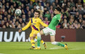 ep griezmann y bartra durante un lance del betis-fc barcelona de laliga santander 2019-2020