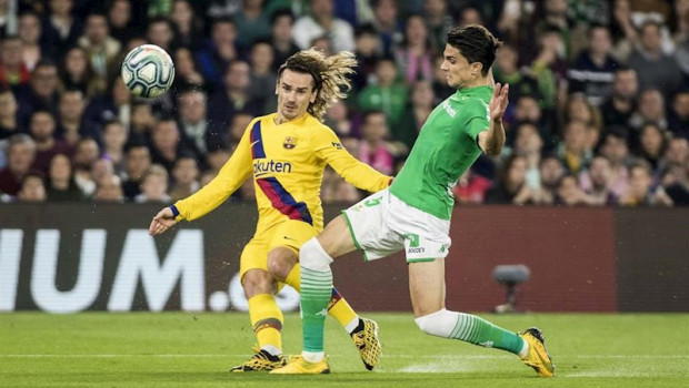 ep griezmann y bartra durante un lance del betis-fc barcelona de laliga santander 2019-2020