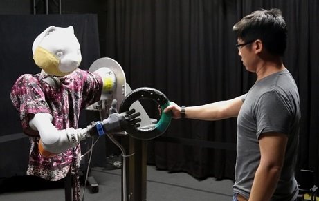 ep imagen de un robot de disney research agarrando un objeto
