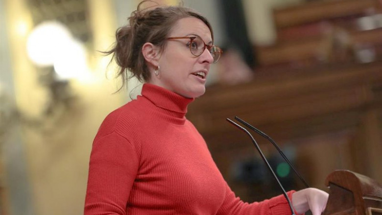 La diputada de la CUP en el Congreso Mireia Vehí, interviene desde la tribuna en el debate sobre la toma en consideración de la proposición de ley de la derogación del plazo máximo previsto para la instrucción en la Ley de Enjuiciamiento Criminal, en una | Jesús Hellín - Europa Press ep la diputada de la cup en el congreso mireia vehi interviene desde la tribuna en el debate sobre