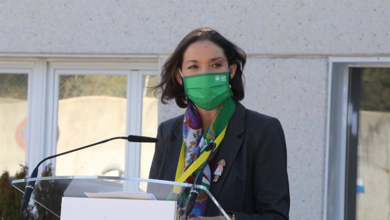 La ministra de Industria, Comercio y Turismo, Reyes Maroto, responde a los medios tras visitar la fábrica de materiales hospitalarios Becton Dickinson, en San Agustín de Guadalix. | Marta Fernández Jara - Europa Press ep la ministra de industria comercio y turismo reyes maroto responde a los medios tras visitar la