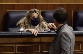ep la ministra de trabajol yolanda diaz saludando al diputado de mas pais en el congreso inigo