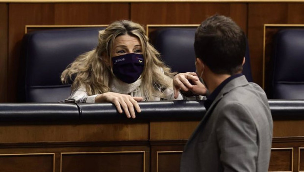 ep la ministra de trabajol yolanda diaz saludando al diputado de mas pais en el congreso inigo