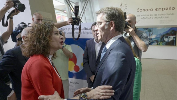 ep la ministrahaciendafunciones maria jesus montero y presidentela xuntagalicia alberto nunez feijoo se saludansu llegadala presentacionanuario 2019la sedeafundacion obra social abanca