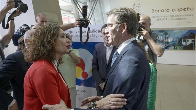 La ministra de Hacienda en funciones, María Jesús Montero y el presidente de la Xunta de Galicia, Alberto Núñez Feijóo, se saludan a su llegada a la presentación del Anuario 2019 en la sede de Afundación Obra Social ABANCA. | M. Dylan - Europa Press ep la ministrahaciendafunciones maria jesus montero y presidentela xuntagalicia alberto nunez feijoo se saludansu llegadala presentacionanuario 2019la sedeafundacion obra social abanca