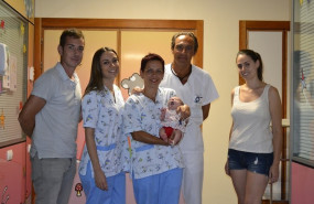 ep la pequena abril junto a sus padres y los doctores del hospital vithas nisa rey don jaime de