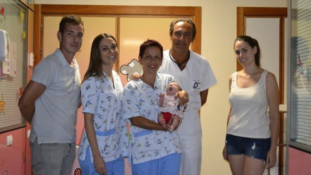 ep la pequena abril junto a sus padres y los doctores del hospital vithas nisa rey don jaime de
