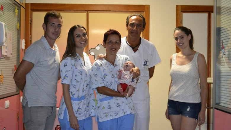 La pequeña Abril, junto a sus padres y los doctores del Hospital Vithas Nisa Rey Don Jaime de Castellón. | VITHAS NISA ep la pequena abril junto a sus padres y los doctores del hospital vithas nisa rey don jaime de