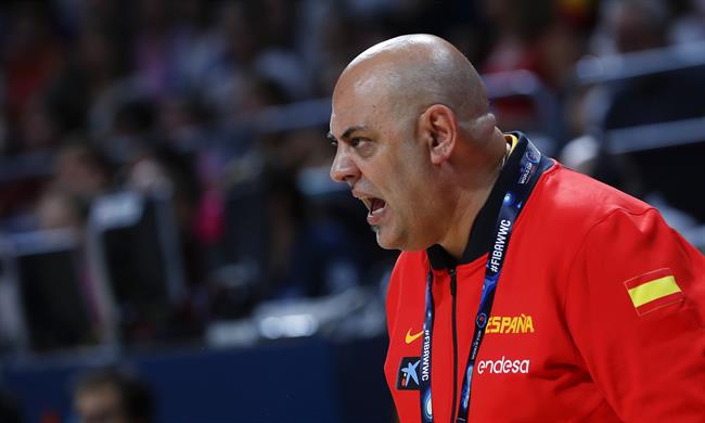 Lucas Mondelo dirigiendo a la selección española | ALBERTO NEVADO / FEB ep lucas mondelo dirigiendola seleccion espanola
