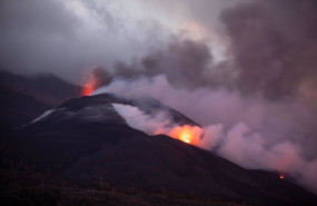 ep nube de ceniza y lava que salen del volcan de cumbre vieja a 12 de noviembre de 2021 en tacande
