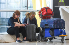 ep pasajeros esperan en la entrada de la terminal 4 de barajas