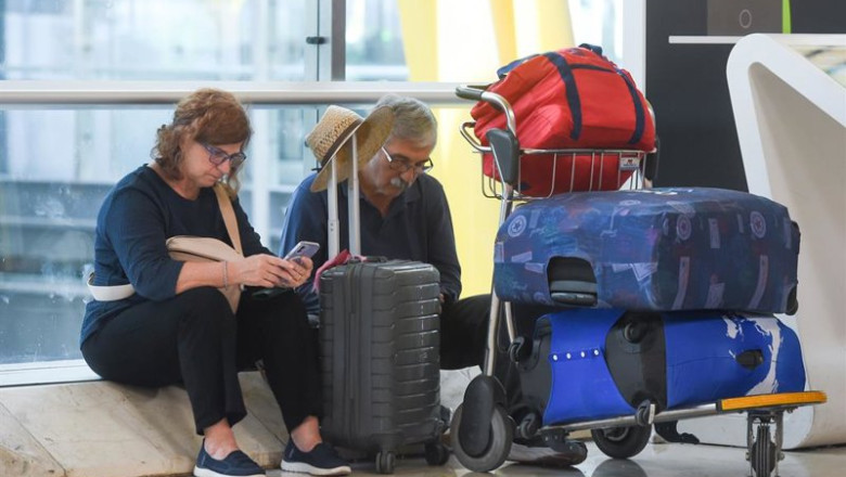 Pasajeros esperan en la entrada de la Terminal 4 de Barajas. | Gustavo Valiente - Europa Press ep pasajeros esperan en la entrada de la terminal 4 de barajas