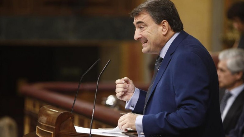 El portavoz del PNV en el Congreso de los Diputados, Aitor Esteban, interviene en la segunda sesión del debate de investidura del candidato socialista a la Presidencia del Gobierno. | Eduardo Parra - Europa Press ep portavozpnvcongresolos diputados aitor esteban intervienela segunda sesiondebateinvestiduracandidato socialistala presidenciagobierno