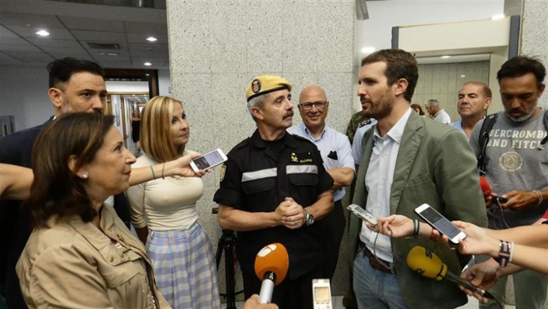 El presidente del Partido Popular, Pablo Casado, charla con la minisitra de Defensa en funciones, Margarita Robles en Gran Canaria. | Quique Curbelo - Europa Press ep presidentepartido popular pablo casado charlala minisitradefensafunciones margarita roblesgran canaria