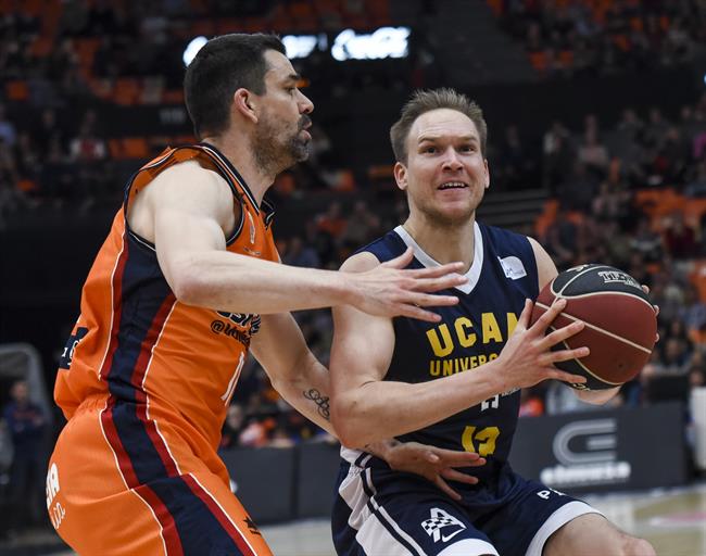 Rafa Martínez (Valencia Basket) y Brad Oleson (UCAM Murcia) | ACB PHOTO / I. FERRERA ep rafa martinez valencia basket y brad oleson ucam murcia