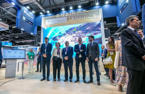 ep raul medina a la derecha en el stand de enaire en el world atm congress de madrid