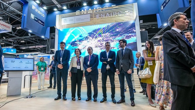 ep raul medina a la derecha en el stand de enaire en el world atm congress de madrid