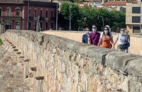 ep turistas por pasean por el puente romano de la ciudad de salamanca durante la pandemia del