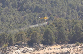 ep un helicoptero recoge agua del pantano de burguillos avila para extinguir un fuego
