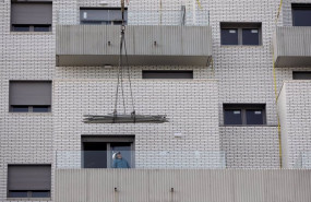 ep un hombre trabaja en una obra en madrid