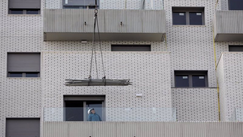 ep un hombre trabaja en una obra en madrid