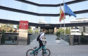 ep un joven pasea frente al edificio de la comision nacional del mercado de valores cnmv en madrid