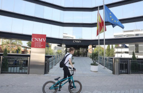 ep un joven pasea frente al edificio de la comision nacional del mercado de valores cnmv en madrid