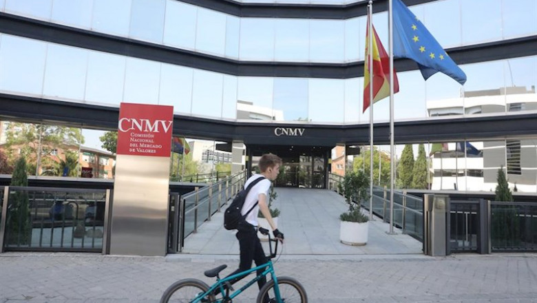 ep un joven pasea frente al edificio de la comision nacional del mercado de valores cnmv en madrid