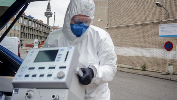 ep un tecnico protegido con un traje guantes y mascarilla en el hospital gregorio maranon saca un