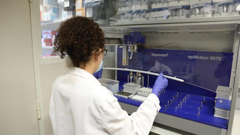ep una biologatrabaja con un robot pipeteador para cargar placas de pcr ep una biologatrabaja con un robot pipeteador para cargar placas de pcr
