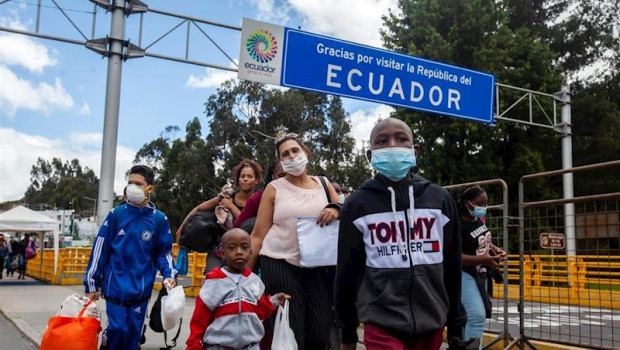 ep una familia cruza la frontera de colombia con ecuador